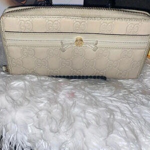 Gucci vintage interlocking zip around wallet pre-loved condition